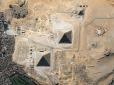​Море, пустеля і геометрія: Цей світ насправді дивовижний. Як єгипетські піраміди виглядають з космосу (фотофакт)