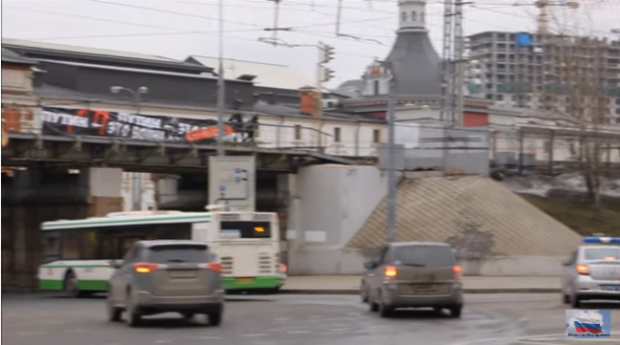 Антипутінський банер у Москві. Фото: скріншот з відео.