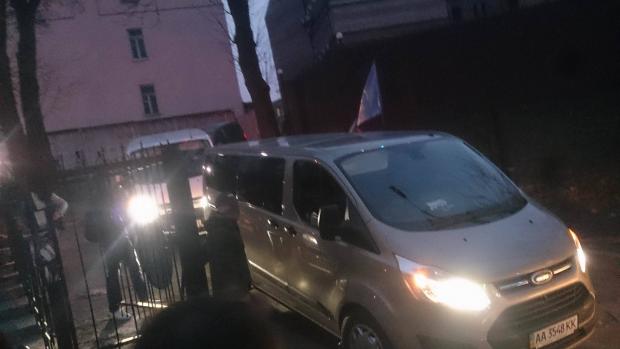 Авто НАБУ покидають територію суду, де розглядають справу Насірова. Фото 24tv.ua