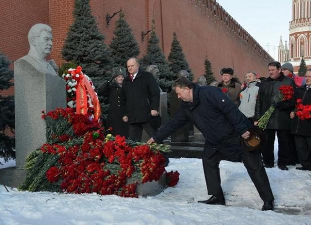 Є припущення, що могила Сталіна вже давно слугує імпровізованим туалетом для кремлівських курсантів