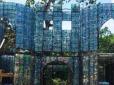 ​Просто фантастика: У Панамі побудували село з пластикових пляшок (фото)