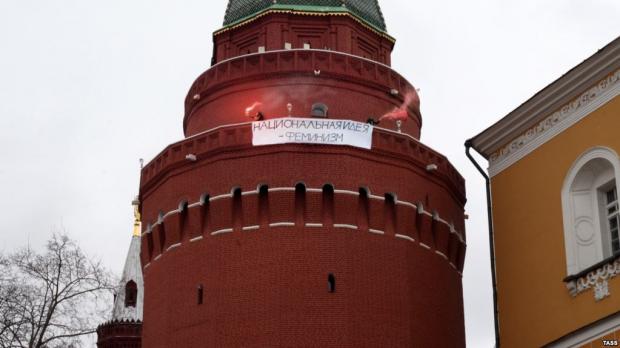 Банер на вежі Кремля. Фото:http://www.svoboda.org/