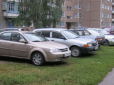 Росіянам дозволили паркуватися на газонах та дитячих майданчиках
