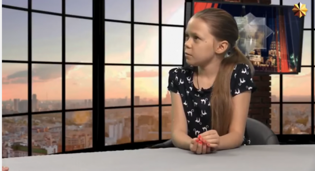 Маленька дівчинка посадила у калюжу російського журналіста. Фото: скріншот з відео.