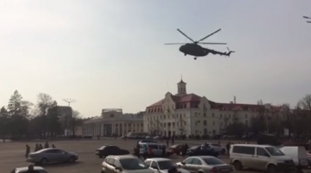 Генеральський вертоліт приземлився на центральній площі Чернігова. Фото: скріншот з відео.