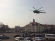 Замість службового авто: Жителів Чернігова обурив генеральський вертоліт, який сів на центральній площі (відео)
