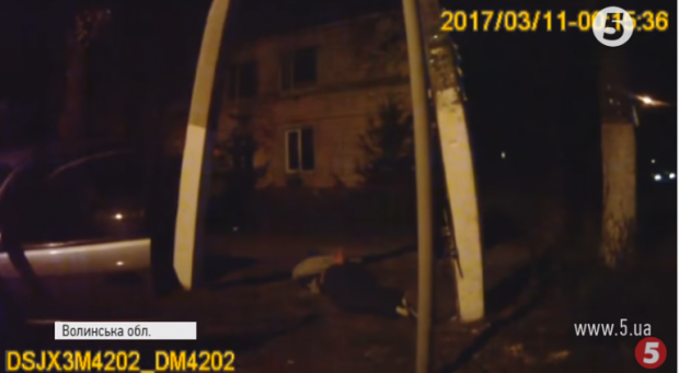 Нетверезого правоохоронця затримали у сусідньому райцентрі. Фото: скріншот з відео.