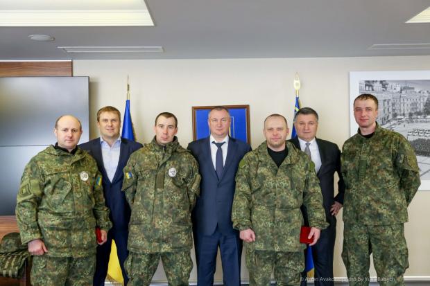 Аваков нагородив поліцейських, які давали відсіч Парасюку і Ко. Фото: Твіттер.