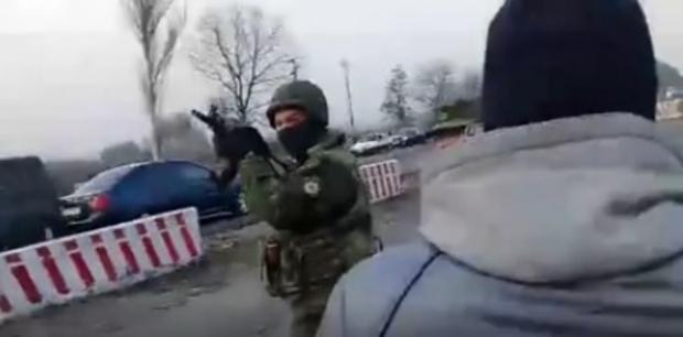 На цьому фрагменті відео правоохоронець стріляє у повітря. Фото:скріншот