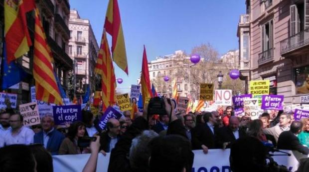 У Барселоні протестували проти "сепаратистського перевороту". Фото: larazon.es.