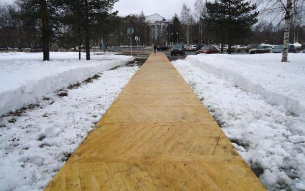 В Архангельську на сніг поклали паркет замість асфальту. Фото: Новое время.