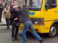 В Дніпрі водій маршрутки побив пасажира-пільговика (відео)