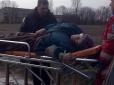 Вона мені не потрібна: На Львівщині донька відвезла матір помирати посеред поля (фото)