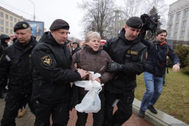 Поліція в Білорусі жорстоко затримувала всіх підряд. Фото:112 Україна