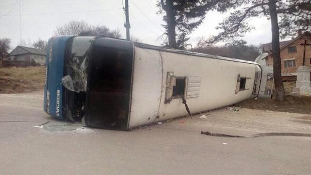 На Івано-Франківщині перекинувся автобус із прочанами. Фото: прес-служба Нацполіції.
