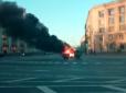 Це сталося біля Смольного: У Санкт-Петербурзі протестуючі далекобійники спалили джип (відео)