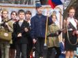 Виховання манкуртів та рабів: У Криму дітей змушували бити поклони пам'ятнику новоявленим окупантам