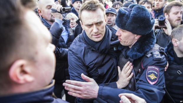 Навальний на антикорупційному мітингу. Ілюстрація:http://ukrainian.voanews.com/