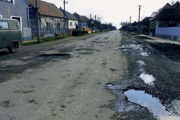 Так виглядає навесні дорога після її ремонту працівниками "Укравтодору"