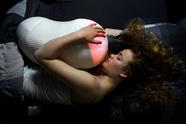 Somnox - подушка-робот, яка допоможе подолати безсоння. Фото: novate.ru.
