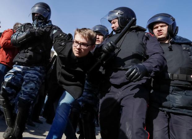 Під час мітингів в Москві затримали 1030 осіб, серед яких переважна більшість - молодь. Фото:  Reuters.