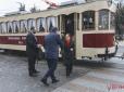 Посол США в Україні відмовилась від кортежу і поїхала трамваєм (фото)