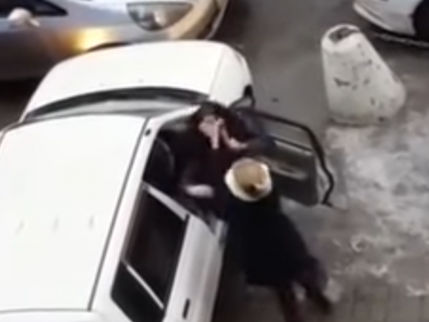 Дві жінки зчепилися на паркінгу. Фото:скрін відео