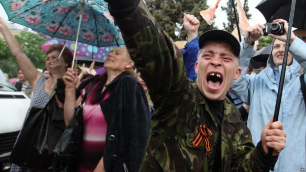 Учасники мітингу в честь «референдуму» про статус Луганської області, травень 2014 року. Фото: radiosvoboda.org.