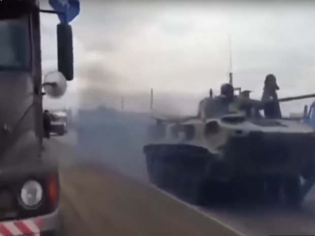 Російська влвда кинула бронетехніку проти далекобійників. Фото:Скрін відео