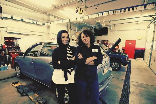 На СТО автомеханіками працюють тільки жінки. Фото: Ladies Auto Clinic.