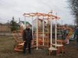 Батьки шоковані: На Київщині дитмайданчик збудували просто під високовольтною лінією (фото)