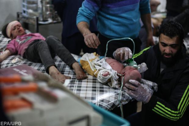 Сирійські діти стали жертвами газової атаки в місті Хан-Шейхун. Фото: ЕРА / UPG.