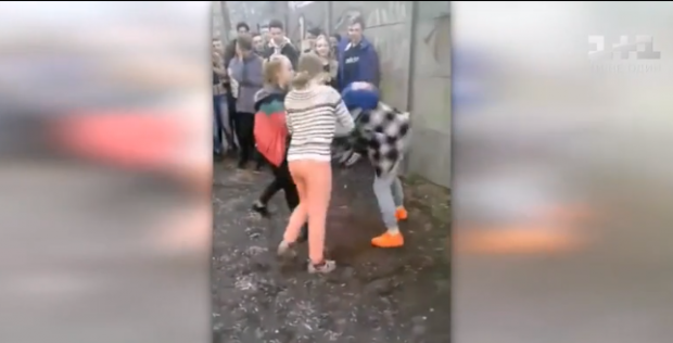 Жорстоке побиття школярки. Фото: скріншот з відео.
