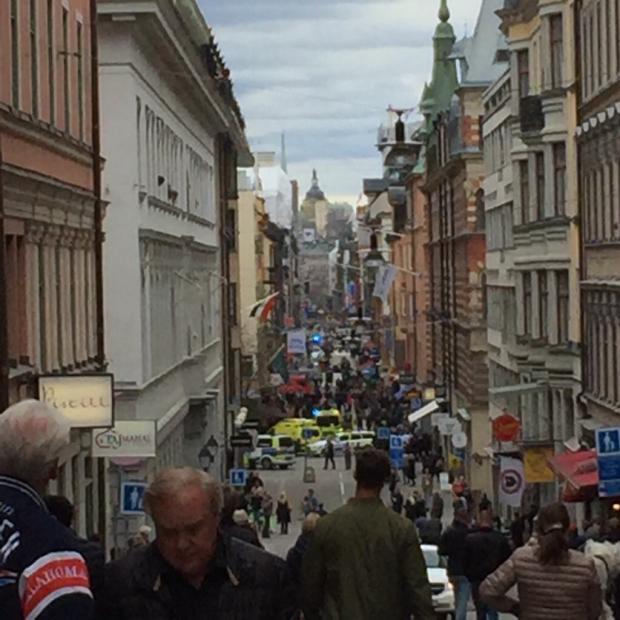 Вантажівка в'їхала у натовп у центрі Стокгольма. Фото: twitter.com/NewsAlertWorld.
