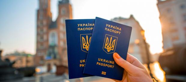 Закордонні паспорти громадян України. Фото: leopolis.news