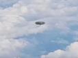 Пасажир авіалайнера в небі над Іспанією зняв невідомий літаючий об'єкт (відео)
