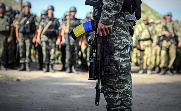 Український військовий з автоматом. Фото:styler.rbc.ua