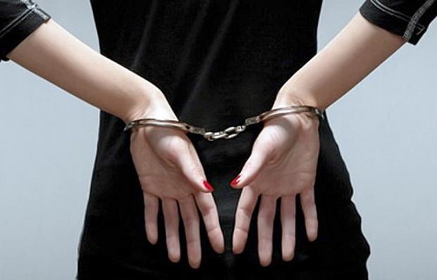 Жінка у наручниках. Фото: typical.if.ua