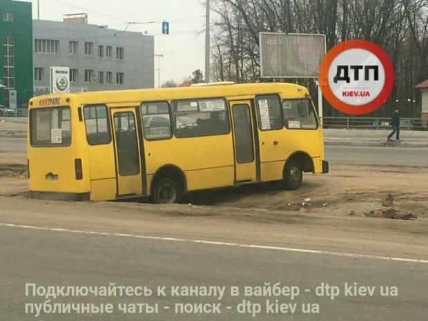 Автобус сів черевом. Фото: Фейсбук.