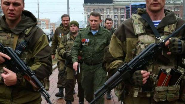 Олександр Захарченко та його охорона. Фото: obzor24.in.ua