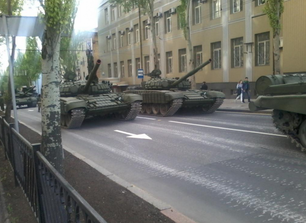 Військова колона в Донецьку. Ілюстрація:  twitter.com/relictdon.