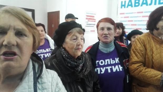 Бабусі, які напали на штаб. Фото: Голос Кубани.