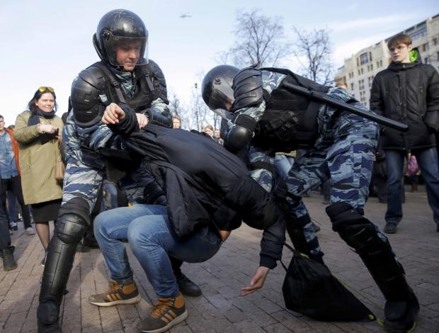 В Санкт-Петербурзі без причини затримали 40 осіб.  Ілюстрація:  REUTERS.