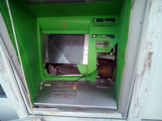 Бойовики пограбували забутий із 2014-го року банкомат. Ілюстрація: Vlasno.info.