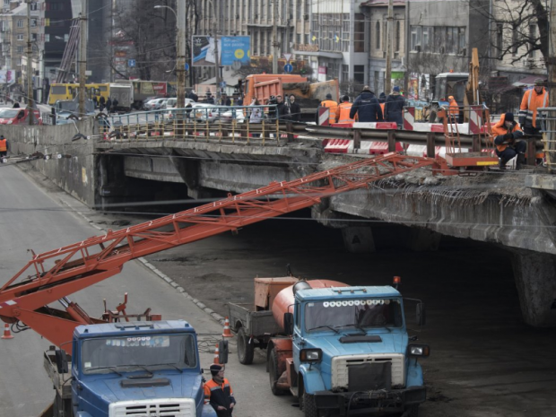 Міст на Шулявці обвалився наприкінці лютого. Фото:УНІАН