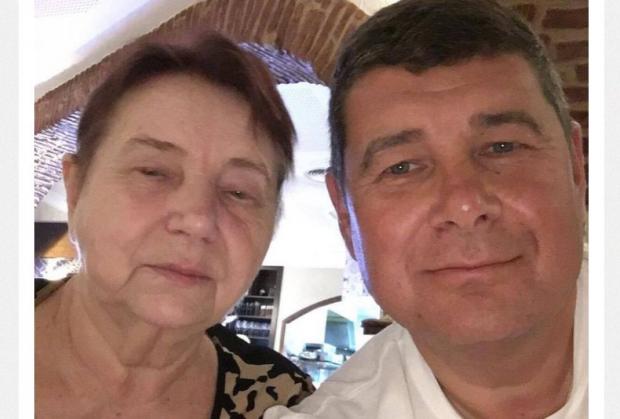 Олександр Онищенко з матір'ю. Фото:https://inforesist.org