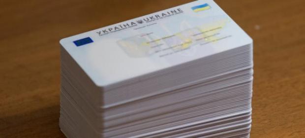 Українські банки зобов'язані обслуговувати клієнтів на основі ID-карток. Ілюстрація:http://ukranews.com/