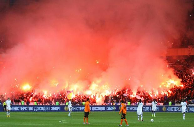 Фаєри під час матчу "Динамо" - "Шахтар". Фото: stadiums.at.ua