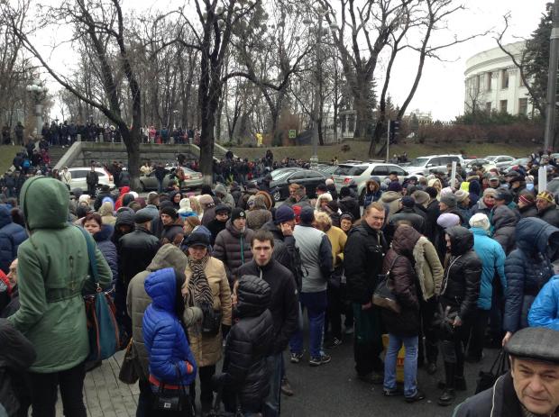 Скільки ще українці будуть готові брати участь у сумнівних акціях за гроші? Фото: ostro.org.
