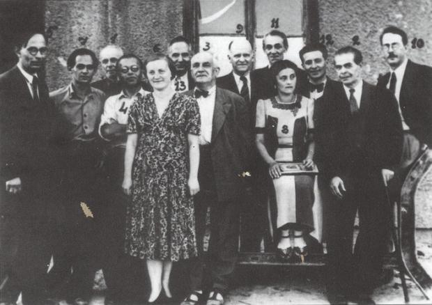 Крайний слева – Борис Филиппов, рядом – Иван Елагин, третья справа – Ольга Анстей. Фото: lucas-v-leyden.livejournal.com